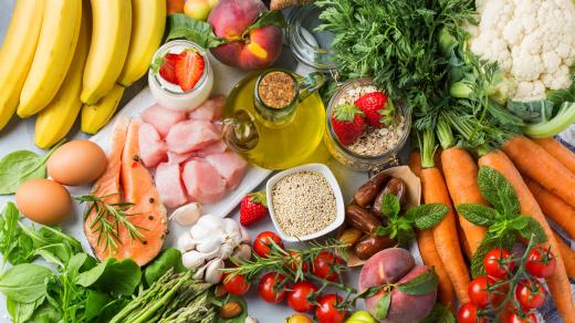 Středomořská strava, jídelníček, dieta, zdravé jídlo, hubnutí, ovoce a zelenina. Ilustrační foto