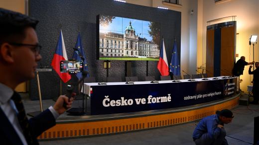 Česká vláda představila konsolidační balíček a návrh reformních změn penzí