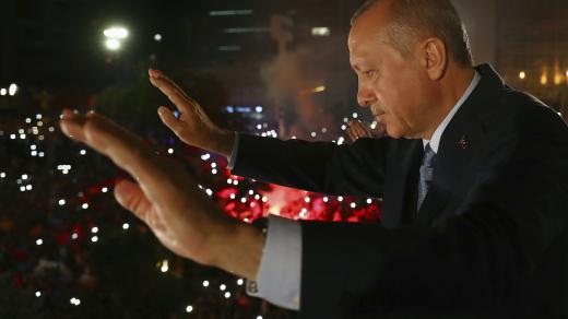 Turecké parlamentní a prezidentské volby dopadly tak, jak doufal Racep Tayyip Erdogan a jak se obávala opozice