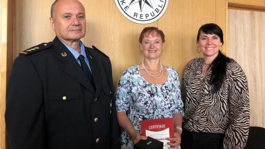 Jitka Nováková (uprostřed) převzala ocenění Gentleman silnic v budově policie ve Strakonicích