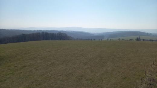 Výhled z rozhledny v mlžném oparu, za pěkného počasí je vidět hrad Buchlov, Kroměříž, Otrokovice i Zlín