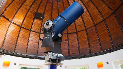 Hlavní dalekohled LX600 v kopuli hvězdárny s průměrem zrcadla 400 mm