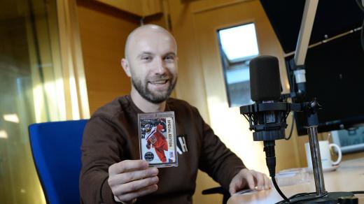 Lukáš Kopp ukazuje kartičku s útočníkem Lukášem Kašparem