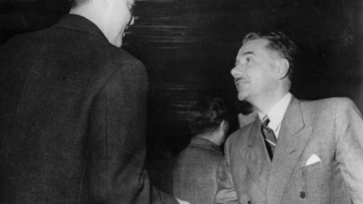 Ján Papánek (vpravo) s americkým právním poradcem delegace USA při OSN Ernstem Grossem (1948).jpeg