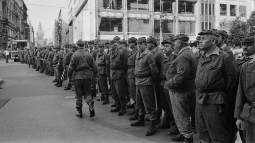 Příslušníci Lidových milicí se připravují k zákroku proti demonstrantům na Václavském náměstí 21. srpna 1989