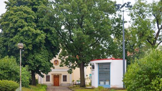Památník Prokopa Diviše se nachází u přímětické fary