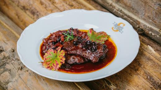 Jelení kýta na víně ozdobená černými jeřabinami