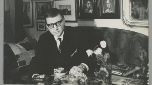 Ladislav Fuks ve svém bytě 1964