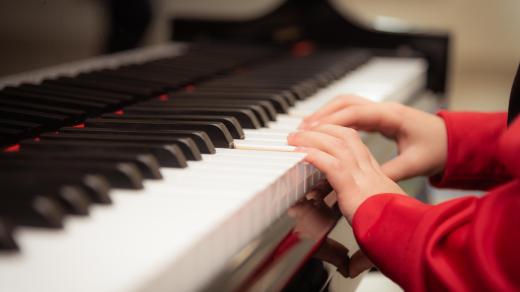 Dítě se učí hrát na hudební nástroj (ilustrační foto)