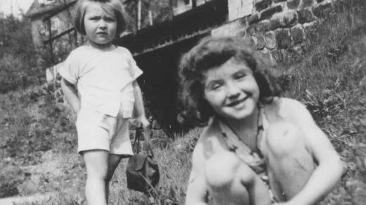 Judis s kamarádkou v roce 1946