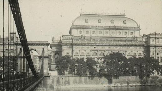 Národní divadlo. Pohled z Řetězového mostu (Františka I.)