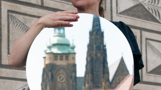 Brýle pro první českou prezidentku. Jejich autorkou je Nastassia Aleinikava