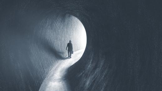 Muž kráčí tunelem (ilustrační foto)