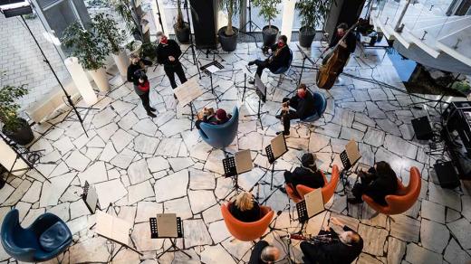 Brno Contemporary Orchestra při natáčení v hotelu Continental