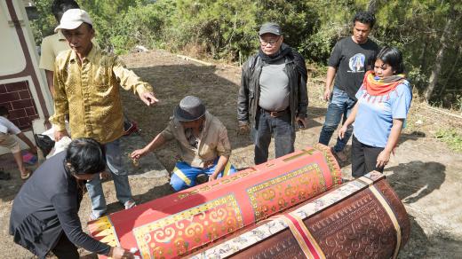 Lidéve vesnici To'ampalla se připravují na svátek Ma'nene a vyzvedávají rakve s mrtvými