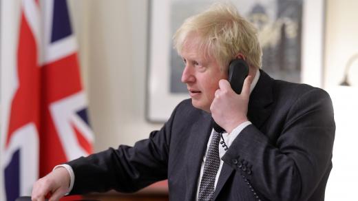 Britský premiér Boris Johnson telefonuje s šéfkou Evropské komise Ursulou von der Leyenovou