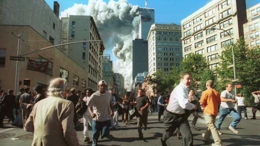 Panika v ulicích New Yorku, která vypukla po teroristických útocích na Světové obchodní centrum 11. září 2001. Podobné snímky a televizní záběry se mnohým z nás zapsaly do paměti