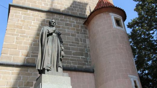 Socha biskupa Jana Valeriána Jirsíka u Černé věže v Českých Budějovicích