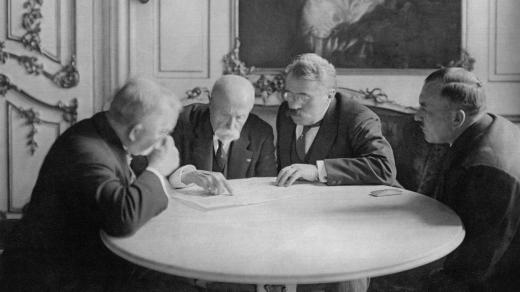 Předseda senátu Mořic Hruban, prezident Tomáš Garrigue Masaryk, předseda vlády František Udržal a ministr veřejných prací Jan Dostálek na snímku z roku 1929
