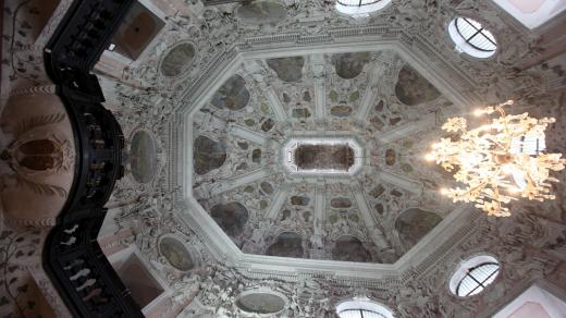Barokní kaple je tahákem zámku v Cholticích. Mezi bohatou výzdobou najdeme i sochy 8 největších kacířů doby