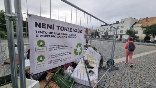 Na ždárském náměstí se objevila hromada odpadků, má odkazovat na městské černé skládky