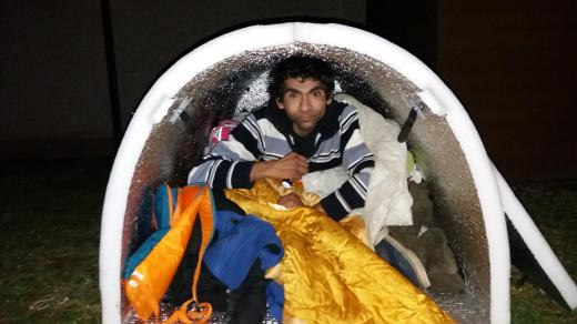 Bezdomovec František přespává ve speciálním iglú