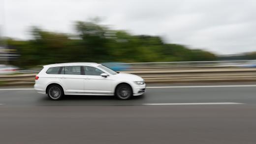 Osobní auto rychle projíždí po čtyřproudé silnici