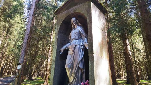 Kolorovaná litinová socha v Brdech