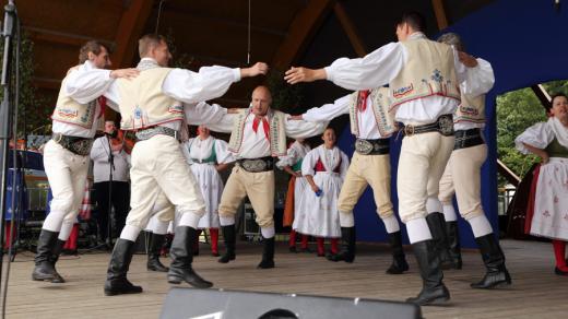 Tanečníci na Mezinárodním folklorním festivalu Čermenské slavnosti