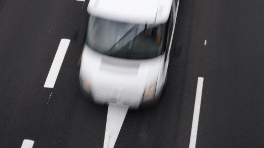 Řidiči si stěžují na hlučný povrch na nově opravené silnici mezi Pardubicemi a Chrudimí