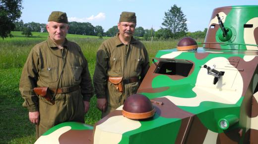 Leopold Vlk a František Hyčka postavili repliku obrněného vozidla Tatra