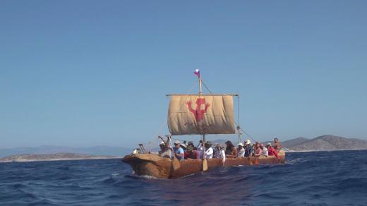 Expedice Monoxylon IV přeplula na člunu vydlabaném z kmene stromu Egejské moře z východu na západ