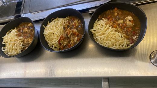 Obědy v krabičkách pro rodiny v azylových domech