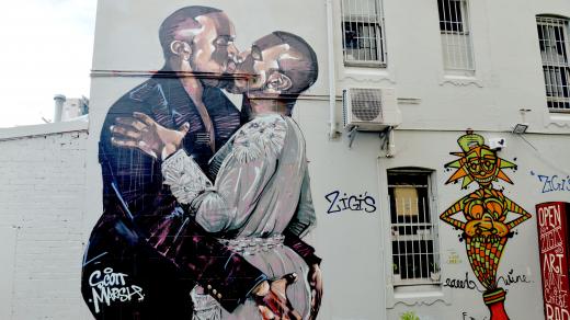 Kanye West líbá sám sebe na muralu Scotta Marshe v australském Sydney