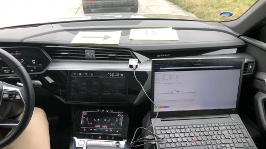 Uvnitř kromě řidiče seděl jeden z vědců ČVUT s počítačem, na kterém sledoval naměřená data
