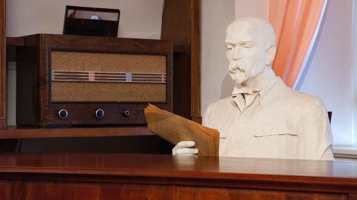 Socha Tomáše Garrigua Masaryka v životní velikosti. Z rádia se ozývá originální záznam jeho hlasu při projevu o pojetí demokracie