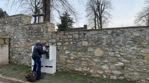Elektrikář Michal Vincker instaluje časový spínač do elektrického rozvaděče u hřbitova v Hranicích