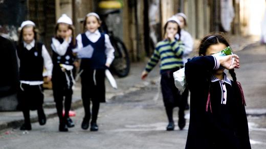 Me'a Še'arim je charedská čtvrť v Jeruzalémě, symbol ultraortodoxních židů