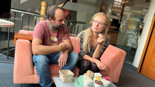 Zdeněk Pavlis a moderátorka Jitka Slezáková ochutnávají zmrzliny