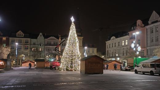 Vánoční strom na Masarykově náměstí v době dozdobování