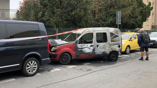 Ohořelé torzo auta v ulici Čéčova v Českých Budějovicích