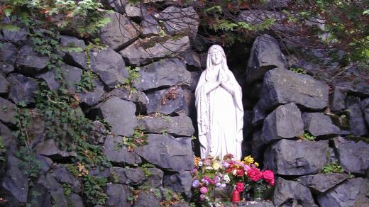 Soška Panny Marie nad pramenem u kapličky