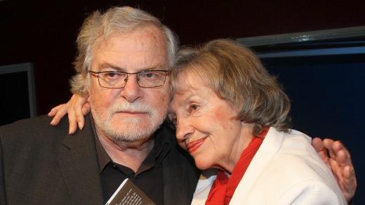 Jan Kačer a Nina Divíšková na křtu knihy Jana Kacera K přátelům (7. 3. 2012)