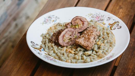 Hovězí ptáčci s haluškami a smetanovou omáčkou