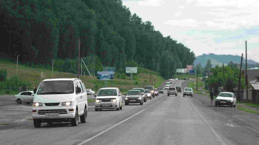 Proud aut ruských turistů směřujících na Altaj na Sibiři 
