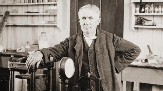 Thomas A. Edison ve své laboratoři kolem roku 1901