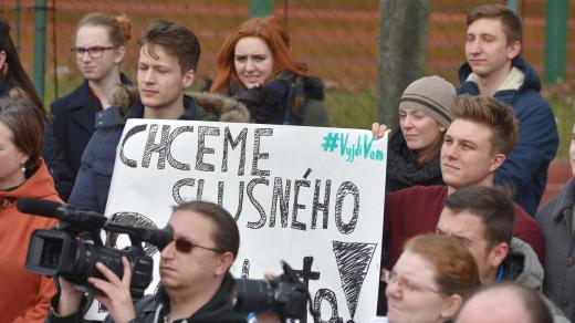 Studenti Prvního českého gymnázia v Karlových Varech se připojili k celostátní protestní akci studentů Vyjdi ven na obranu ústavních hodnot