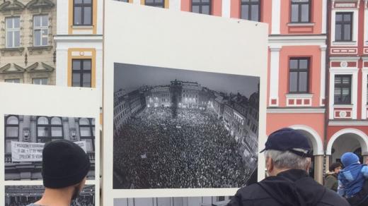 Snímek z výstavy na libereckém náměstí k 30. výročí Sametové revoluce