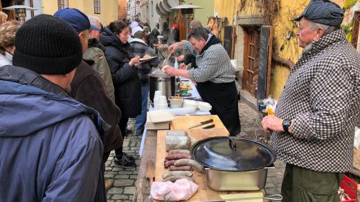 Pravá česká zabijačka v ulici Masná v historickém centru Českého Krumlově