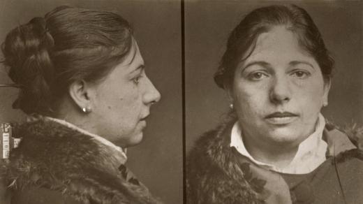 Margaretha Zelle alias Mata Hari těsně před popravou (snímek z dobového tisku)